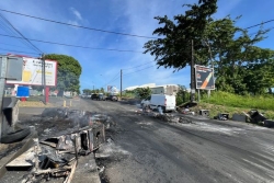 Barrages en feu, affrontements avec les forces de l'ordre, magasins saccagés... Nuit agitée à Bébel, Sainte-Rose