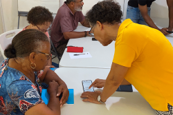 Semaine Bleue en Martinique : des seniors se familiarisent avec les smartphones