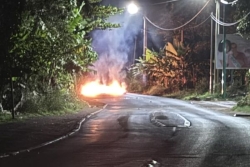Un barrage en feu installé à plusieurs reprises sur la route cette nuit à Longoni