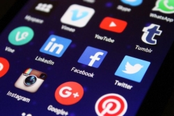 À l'image de l'Australie, la Nouvelle-Calédonie doit-elle interdire les réseaux sociaux aux adolescents de moins de 16 ans ?