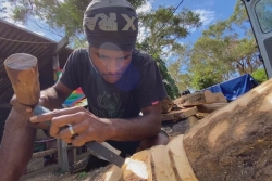LONG FORMAT. Immersion sur la côte Est à la rencontre des sculpteurs de Nouvelle-Calédonie