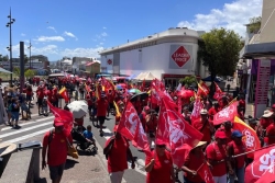 Plus d'un millier de manifestants défilent pour la défense du service public à La Réunion