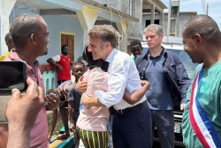 Cyclone Chido : Emmanuel Macron repart en promettant de "rebâtir Mayotte"