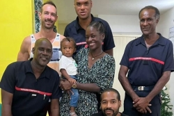 Les retrouvailles de Kheyron, un an et deux mois, avec les sapeurs-pompiers de Sainte-Anne qui l'ont aidé à venir au monde