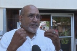 VIDEO. Des enseignants échangent avec l'écrivain Patrick Chamoiseau pour lutter contre l'illettrisme en Martinique