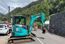 Route de Salazie : faute d’électricité depuis le cyclone Garance, des riverains dressent un barrage filtrant à Bras Citronnier