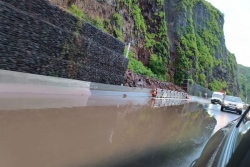 Route du Littoral : une flaque occasionne des kilomètres d’embouteillages, les évacuations bouchées par le cyclone Garance