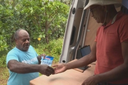 VIDÉO. "C'est pratique pour les personnes âgées" : une épicerie ambulante sillonne les tribus les plus reculées de Lifou