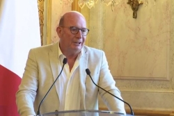 Patrick Roger reçoit le Prix du Livre des députés pour "Nouvelle-Calédonie, La tragédie"