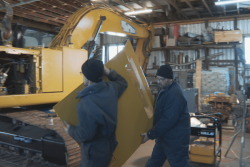 Des engins de chantiers bichonnés pendant l'hiver à Saint-Pierre et Miquelon