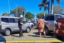 Un salon de l'auto sur fond de marché au ralenti