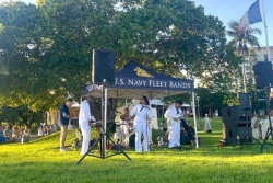 Présence américaine à Nouméa, entre navire de guerre et concert