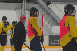 "Je viendrai toujours aider le hockey mineur parce que c'est ma deuxième famille": l'entraîneur principal Patrick Folio tire sa révérence