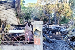 Une ancienne maison détruite par le feu à la Vallée-du-tir, à Nouméa