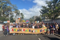 Une vague arc-en-ciel déferle dans les rues de Saint-Denis pour la 5ème marche des visibilités LGBTQIA+ à La Réunion