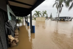 Un mort et 50 000 personnes bloquées par des inondations dans l'Est de l'Australie