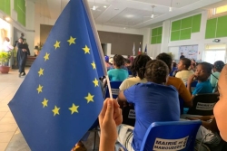 "Joli mois de l'Europe" : des écoliers de Mamoudzou découvrent ce que représente la citoyenneté européenne