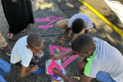 Saint-André : des enfants du quartier Fayard égayent les signalisations pour sensibiliser à la sécurité routière