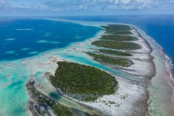 Biologiste marin, il vit seul sur un atoll pendant 240 jours