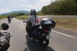 Des rideuses s'offrent une virée à moto sur les routes du nord du Caillou