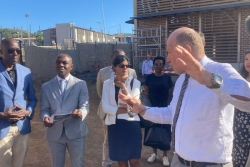La délégation kényane et le ministre Thani Mohamed Soilihi dans la zone scolaire de Kawéni