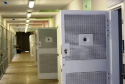 Incendie mortel, violences et extorsions avec arme lors de représailles à Iloni : six personnes placées en détention