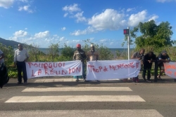 A Passamainty, les entrepreneurs impayés de la Cadema, à défaut de bloquer la circulation, manifestent au bord de la route