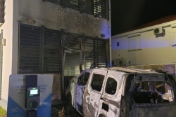 Vieux-Habitants : un véhicule percute la mairie et provoque un incendie