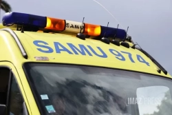 Accident grave entre une voiture et deux scooters à Takamaka