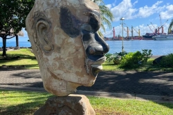 Teva Victor expose une sculpture d'une tonne à Paofai