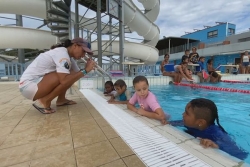 Des enfants du Nord initiés à la natation pendant les vacances scolaires à Pouembout