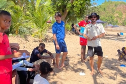 Des collégiens découvrent les disciplines de l'athlétisme lors d'une journée sportive sur la plage de Sohoa