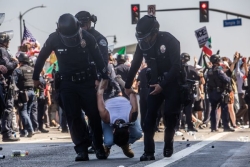 Déploiement de la garde nationale, heurts, couvre-feu... 6e jour de manifestation anti-expulsions à Los Angeles