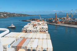 Le Seattle Express, le plus gros porte-conteneurs, gêné par sa taille dans le port de Papeete