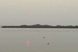 Ciel voilé, soleil rouge vif... Les fumées du Canada enveloppent le ciel de l'archipel