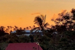 La Réunion : le ciel lumineux, ce matin, s'ennuage et s'humidifie sur le Sud l'après-midi