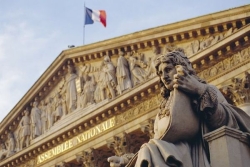 Le projet de loi de refondation de Mayotte adopté par les députés en commission, plusieurs mesures sur l'immigration supprimées 