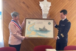 Le Fulmar, bâtiment de la Marine nationale, jumelé avec la petite commune de Miquelon-Langlade