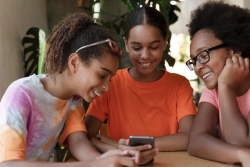L’interdiction des réseaux sociaux aux moins de 15 ans : les parents guadeloupéens plutôt favorables à cette mesure
