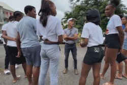 Quartier Crâne au Lamentin : un curé à la rencontre des familles