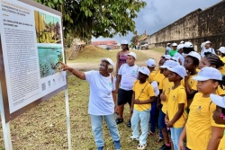 Marche intergénérationnelle à Saint-Laurent-du-Maroni : sur les traces du patrimoine oublié