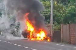 La voiture d'un couple percute un poteau électrique et s'enflamme