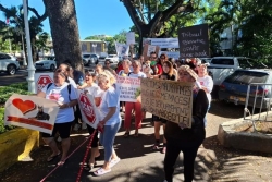 "Personne ne devrait trembler sous les cocotiers" : 450 personnes ont marché pour lutter contre toutes les formes de maltraitances