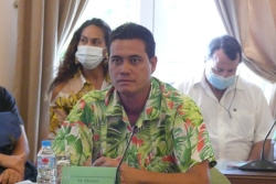 "L'administration va au plus simple, elle préfère commander avec quelqu'un qui a tout qu'avec plusieurs agriculteurs", Moetini Moutame, vice-président de la Chambre de l'agriculture et de la pêche lagonaire