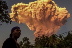Bali : une vingtaine de vols annulés après l'éruption du volcan Lewotobi Laki-Laki