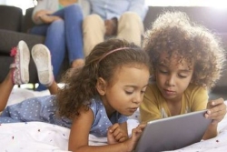 Trois quarts des enfants de 3 à 4 ans regardent ou jouent sur les écrans, selon une étude