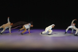 VIDÉO. "Sous le poids des plumes" : un spectacle éclectique de danse et de comédie au théâtre de l'île