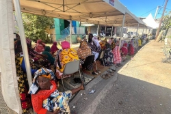 PHOTOS. Au domicile de Coco Djoumoi, les Mahorais viennent rendre hommage à la sorodat, des navettes mises en place en Petite-Terre