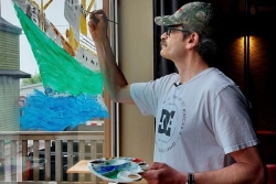 Ce peintre amateur rend hommage aux marins disparus à travers ses peintures sur vitrines