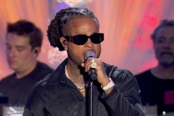 VIDÉO. Fête de la musique : Kalash chante du Bob Marley devant la vasque olympique du Jardin des Tuileries, à Paris